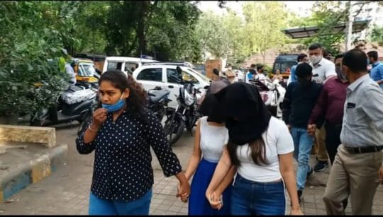 ?Big Breaking.. ठाण्यात हाय प्रोफाइल सेक्स रॅकेटचा पर्दा फाश..!दोन अभिनेत्रींचा समावेश...!