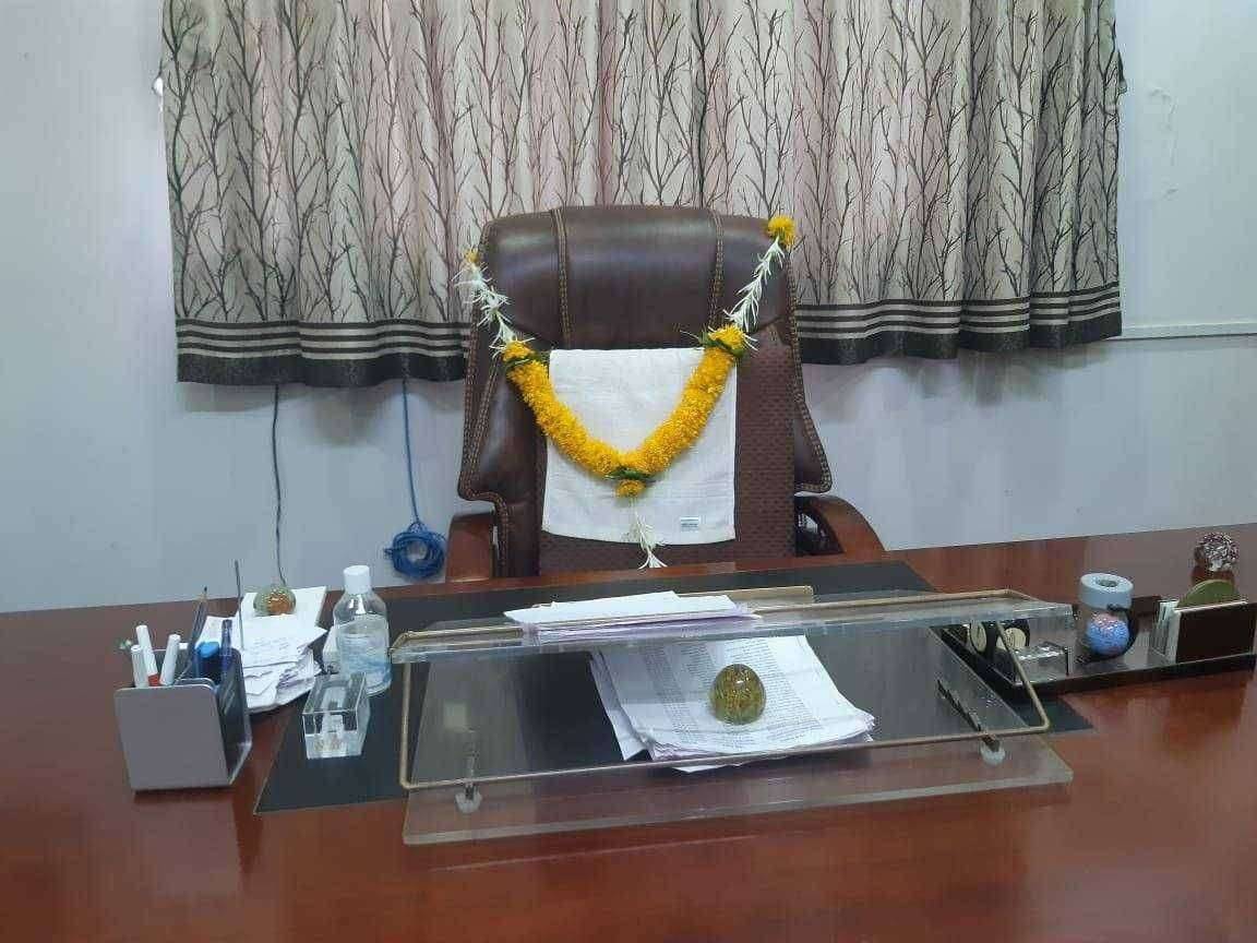 ?️अमळनेर कट्टा...दगडी दरवाजा सिरीज..पार्ट-2 दिलेल्या मुदतीत दरवाजाचे काम सुरू न झाल्याने आंदोलन धमाक्याला रिकाम्या खुर्चीला हार घालून सुरुवात...!