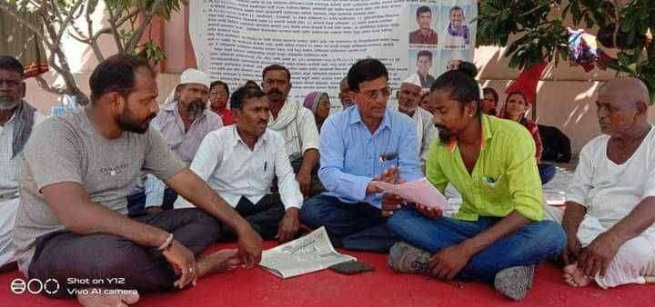 न्यायालयाच्या निर्णयाप्रमाणे सिलिंग जमीन वाटप करा कामखेडेच्या भूमिहीन यांच्या उपोषणाला भिमआर्मी चे महाराष्ट्र प्रदेश संघटक अक्षय धावारे सह लातुर जिल्हा प्रमुख व अन्य पदाधिकारी यांनी दिली भेट
