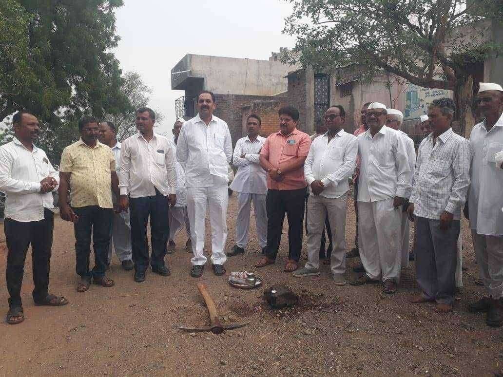 ?️ अमळनेर कट्टा... वडगाव प्र.अ. येथे आमदारांच्या हस्ते रस्ता काँक्रीटीकरण कामाचे भूमिपूजन संपन्न.