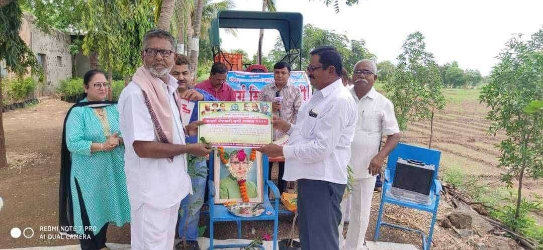 निसर्ग मित्र समिती, धुळे तर्फे महाराष्ट्र कृषी दिना निमित्ताने प्रगतीशील शेतकरी म्हणून मुकटी येथील श्री. राजेंद्र शर्मा यांचा आदर्श शेतकरी म्हणून सन्मानीत करण्यात आले..