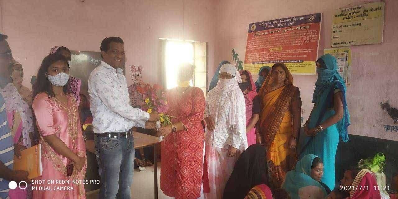 चाकडु येथे जागतिक डॉक्टर्स दिवसानिमित्त लसीकरण शिबिरात डॉक्टरांकडून समुपदेशन.