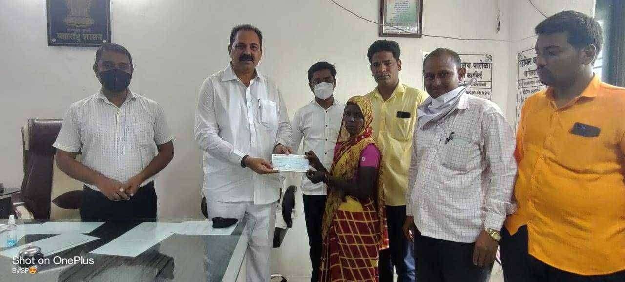?️ अमळनेर कट्टा... आमदार अनिल पाटील यांच्या हस्ते कुटुंब लाभ योजनेतील लाभार्थ्यांना धनादेश वितरित