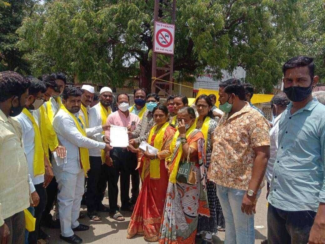 ओबीसींचे राजकीय हक्क पूर्ववत् मिळण्यासाठी अधिवेशनात निर्णय घ्यावा पंढरीत ओबीसी संघर्ष समितीच्या वतीने तहसीलदारांना निवेदन