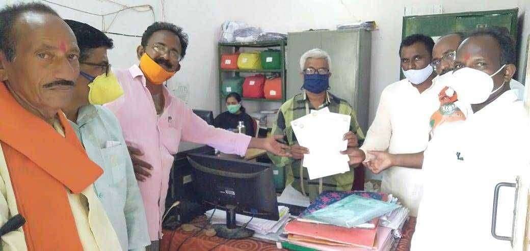 गडचांदूर न.प.मुख्याधिकाऱ्यांना निलंबित करा.नगरसेवक डोहे यांची मागणी खाजगी एजंसीला नियमबाह्य पीएमसी देवून भ्रष्टाचाराचा केल्याचा आरोप. दिलेली पीएमसी रद्द करा, थेट मुख्यमंत्री तथा नगर विकास मंत्रांना तहसीलदार मार्फत निवेदन.