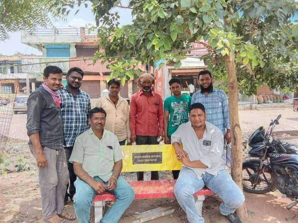 फैजपूर येथील नेताजी सुभाषचंद्र बोस रिक्षा स्टॉप येथे दोन सिमेंट बाकडे नगरसेवक शेख कुर्बान यांच्यातर्फे देण्यात आले