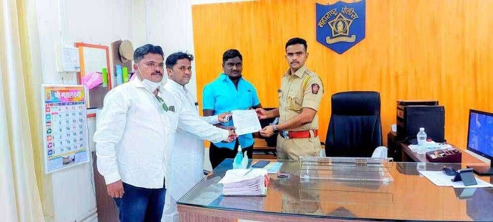 आ.प्रशांत परिचारक आणि आ.समाधान आवताडे यांच्यावरील गुन्हे मागे घ्या! भावी नगरसेवक उमेश सर्वगोड यांच्या नेतृत्वाखाली भीमशक्ती सामाजिक ,कला,व क्रीडा मंडळ यांच्या वतीने पोलीस उपअधीक्षक विक्रम कदम यांना निवेदन सादर