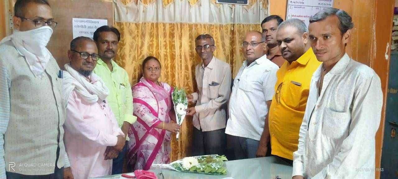 रावेर प.स.सदस्या सौ योगिताताई वानखेडेनी केला वाघोदा बु सरपंच यांचा सत्कार