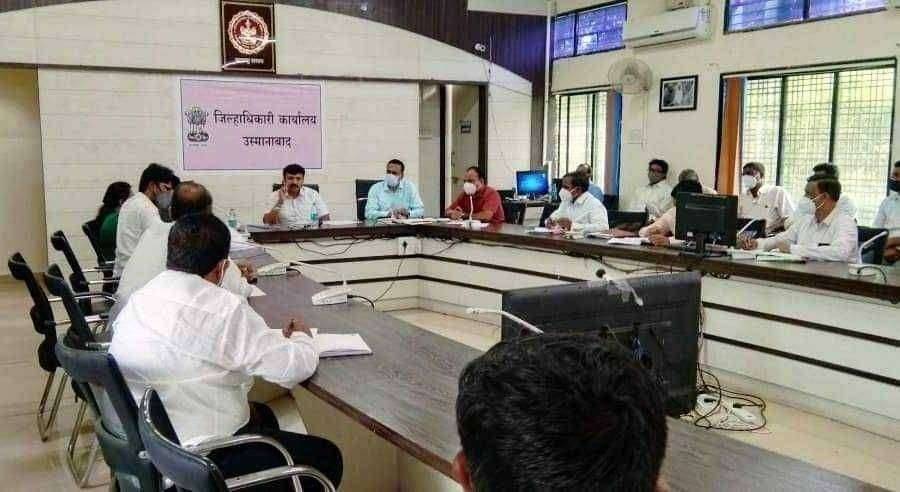 उस्मानाबाद-तुळजापूर-सोलापूर रेल्वे लाईन भुसंपादन संदर्भात आढावा बैठक संपन्न.