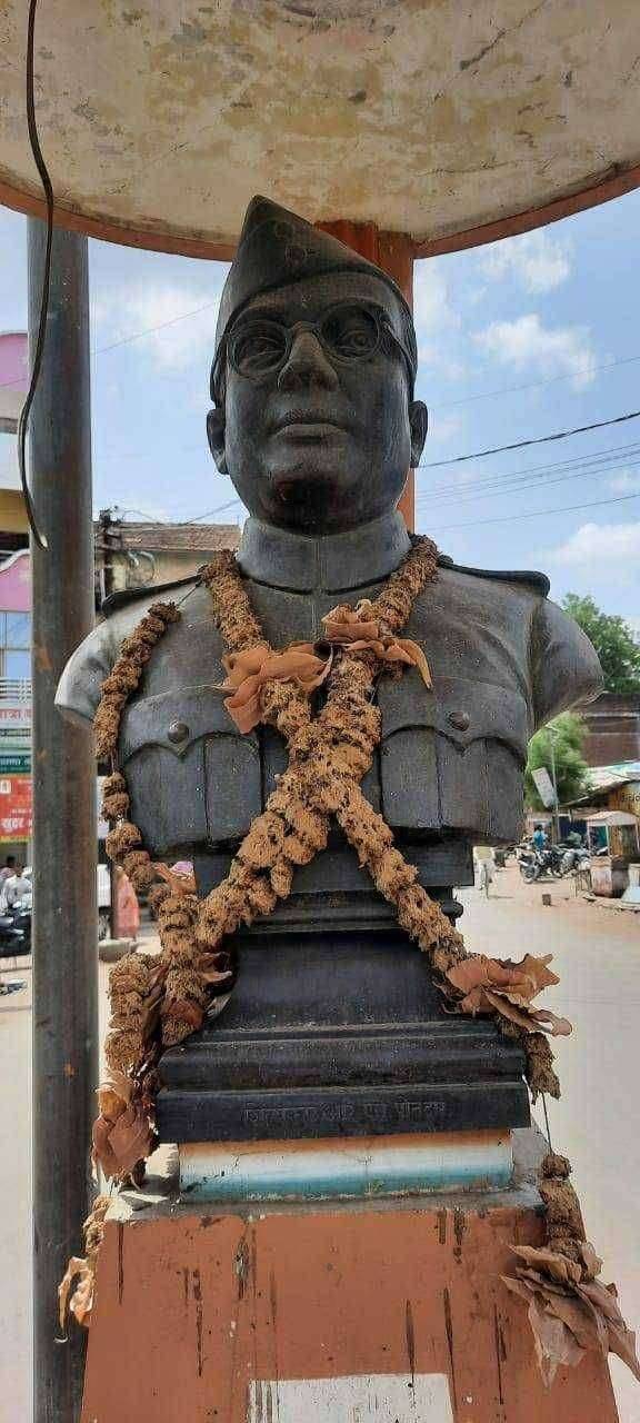 ?️अमळनेर कट्टा.... अमळनेरात नेताजी सुभाष चंद्र बोस यांच्या अर्धपुतळाचा आज वर्धापन दिन