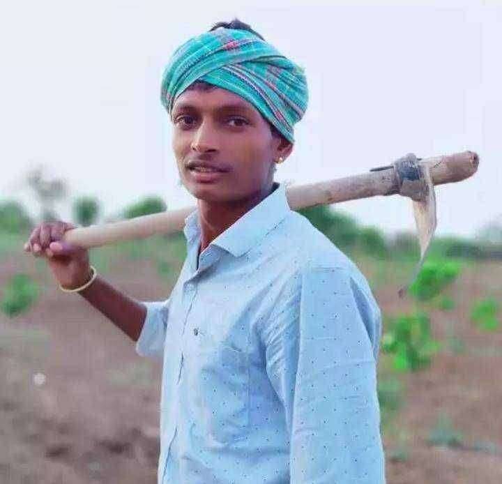 सोशल मीडियावर शेतकऱ्यांचे प्रश्न मांडणारा गणेश फरतडे बनला 'रॉयल शेतकरी'