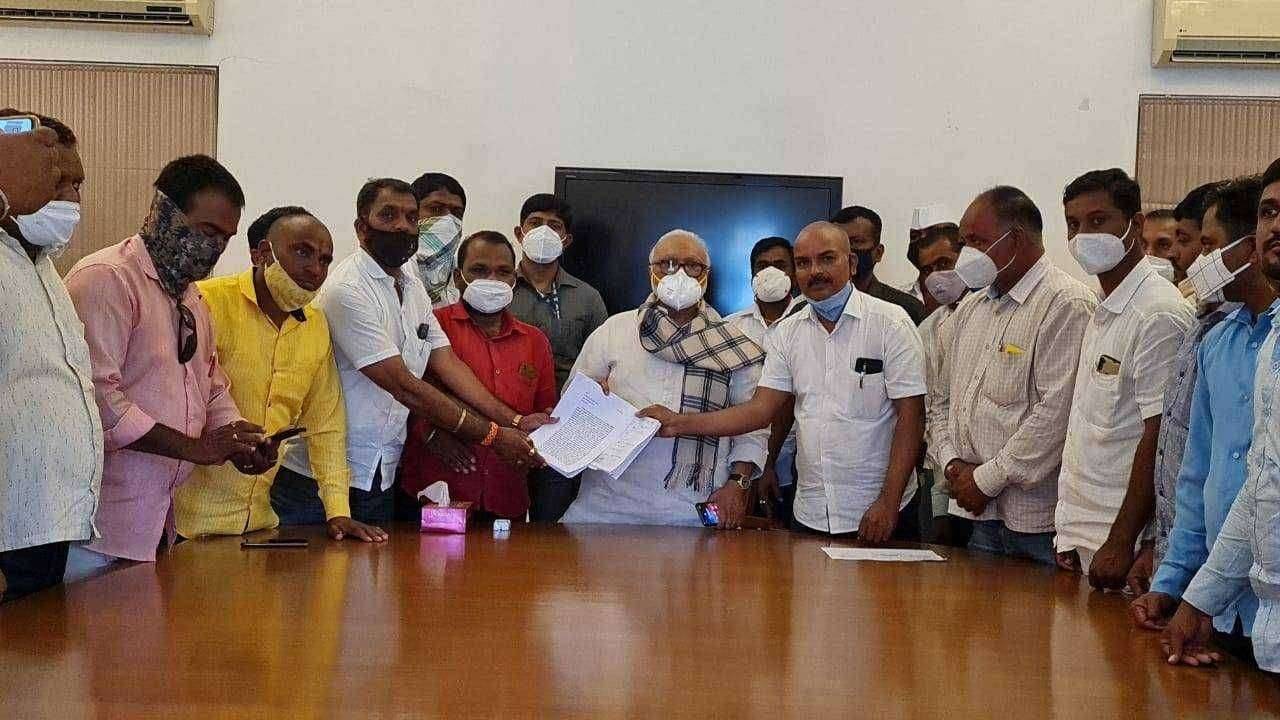 फसवणूक झालेल्या द्राक्ष उत्पादक शेतकऱ्यांनी घेतली पालकमंत्री छगन भुजबळ यांची भेट जिल्ह्यातील द्राक्ष उत्पादक शेतकऱ्यांची फसवणूक करणाऱ्या व्यापाऱ्यांवर कडक कारवाई करून शेतकऱ्यांना दिलासा द्या ; पालकमंत्री छगन भुजबळ यांचे पोलीस प्रशासनास आदेश