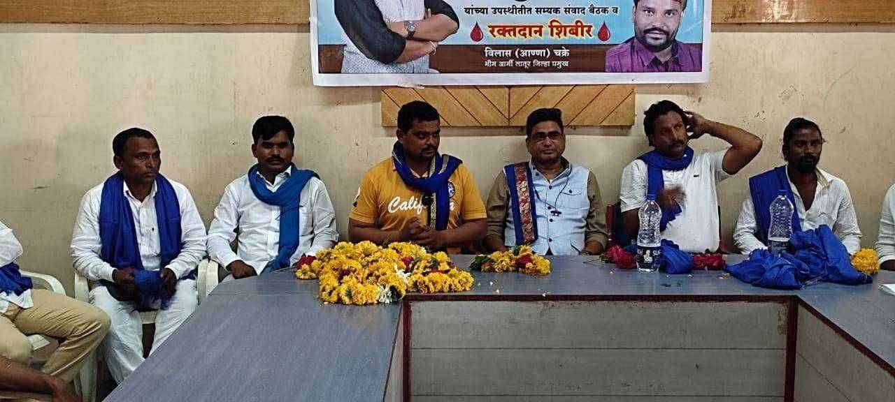 भिम आर्मीचे जाणते राज्यप्रमुख मा प्रफुलजी शेंडे यांचे सम्यक संवाद यात्रा निमित्ताने लातुरात आगमन प्रफुलभाई यांच्या आगमनाने लातूरचे कार्यकर्ते प्रफुल्लीत