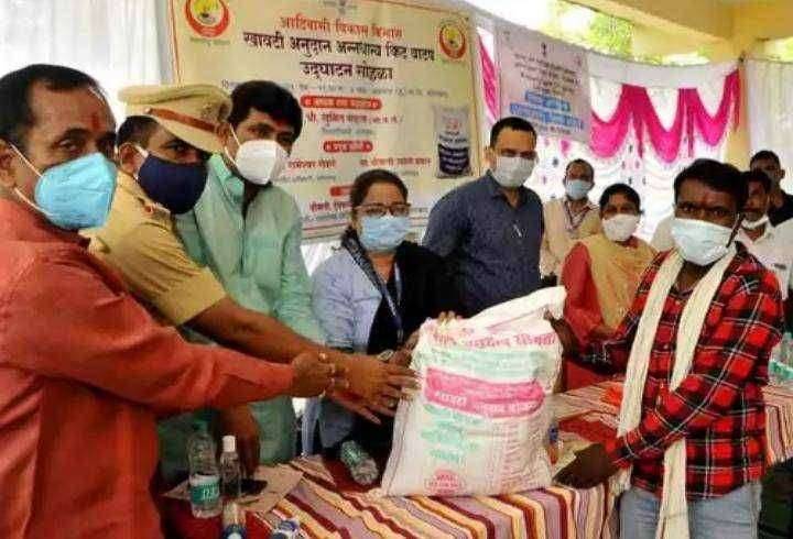 आडगावात खावटी तसेच इतर साहित्यांचे वाटप