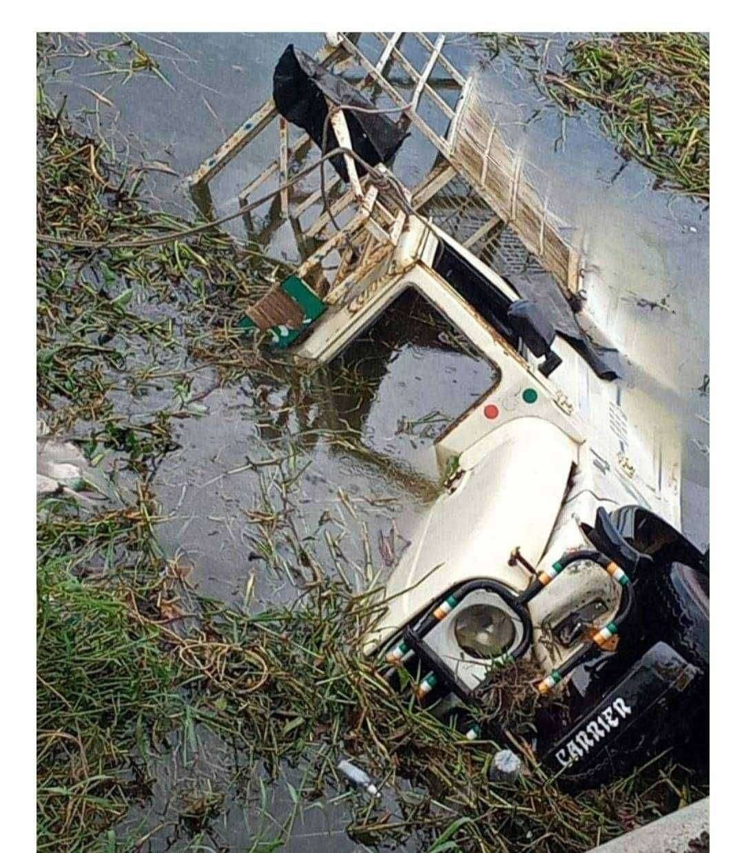 गोदावरी नदी पात्रात वऱ्हाडाची गाडी पुलावरून कोसळल्याने दोघांचा मृत्यू तर आठ जण जखमी,नांदुरमध्यमेश्वर येथे झाला अपघात.