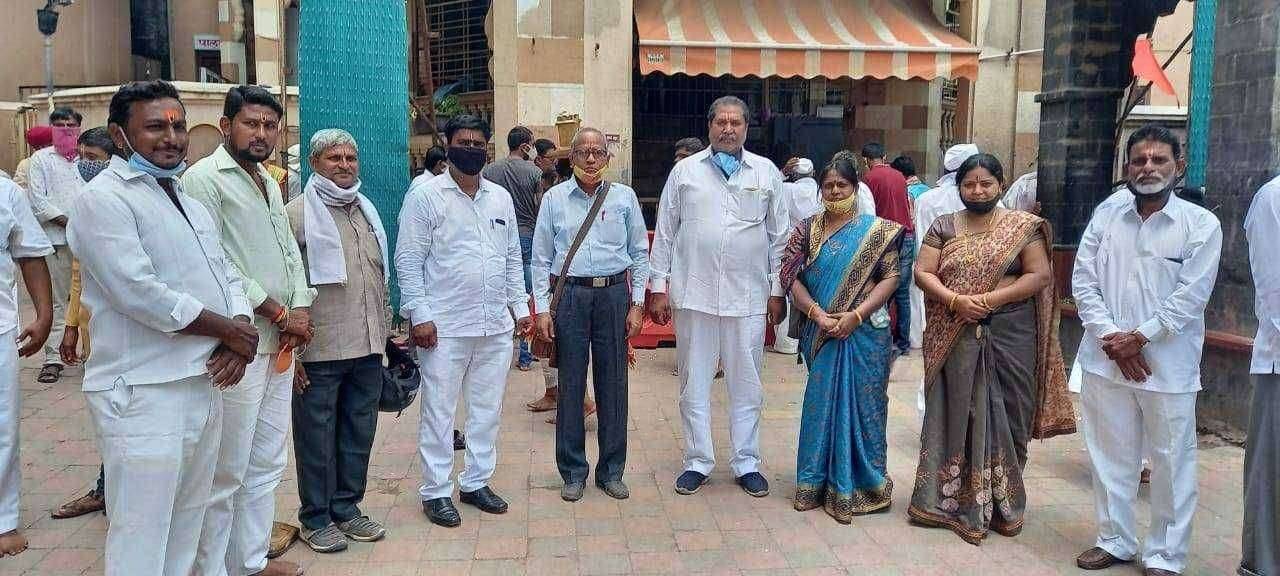 महाराष्ट्र शासनास सद्बुद्धी देऊन परीट धोबी समाजाच्या आरक्षणाचा प्रश्न लवकरच सुटावा यासाठी विठ्ठलाला साकडे