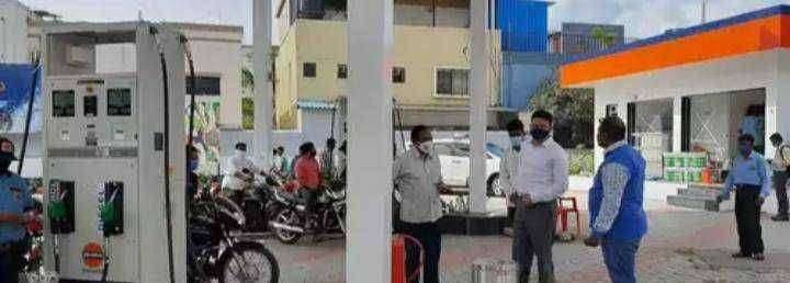 प्रगती पेट्रोल पंपाची पाहणी करून मनपा प्रशासक आस्तिक कुमार पाण्डेय यांनी घेतली कामकाजाची माहिती