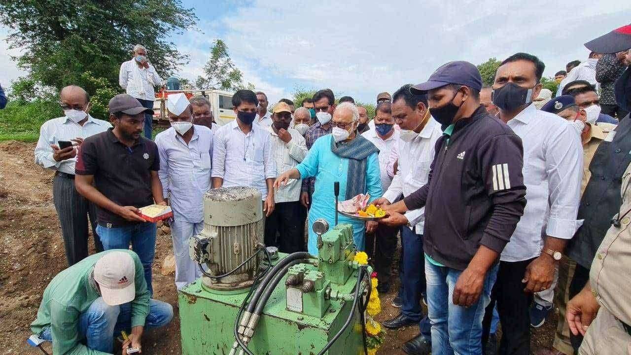 पुणेगाव दरसवाडी डोंगरगाव कालव्यावरील रेल्वे क्रॉसिंगच्या कामाची पालकमंत्री छगन भुजबळ यांच्याकडून पाहणी