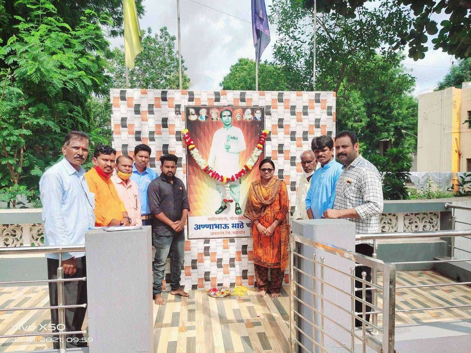 अमळनेर येथे लोकशाहीर अण्णाभाऊ साठे यांना अभिवादन