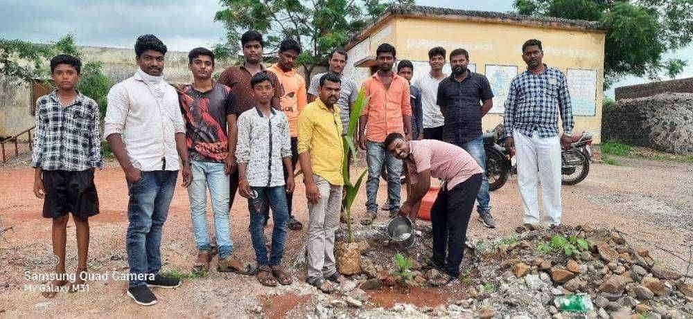 शिवसेना खासदार ओमराजे निंबाळकर यांच्या वाढदिवसानिमित्त दुधी येथे वृक्षारोपण