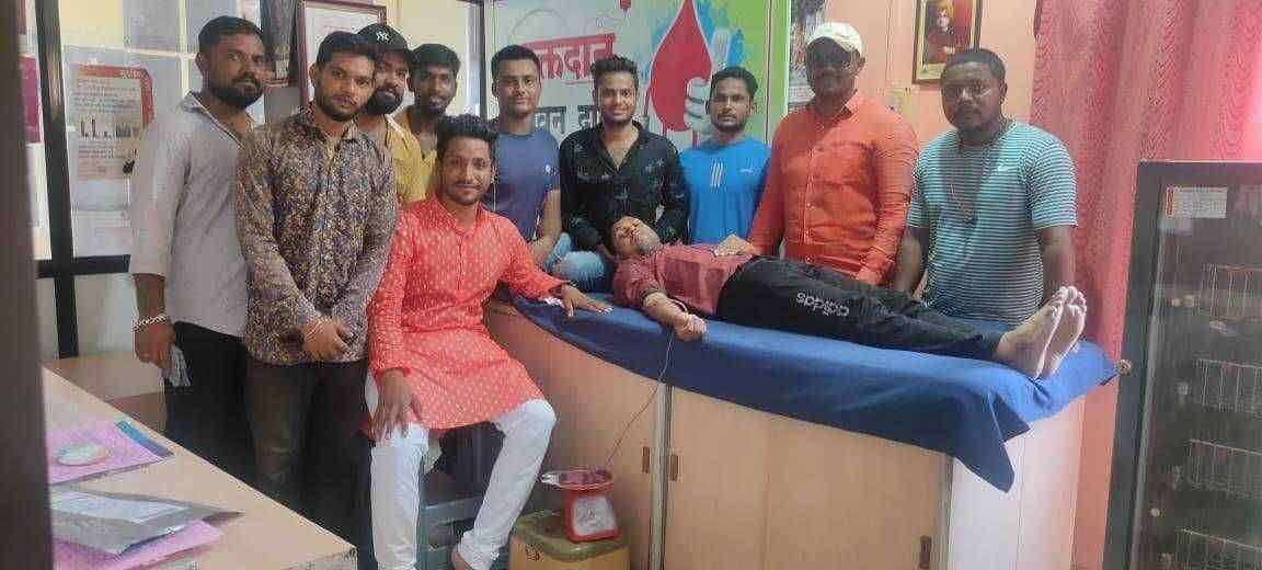 सामाजिक बांधिलकी जपत राहुलने केला वाढदिवस साजरा.. गरजू महिलेला केले मित्रांनी मिळून रक्तदान..