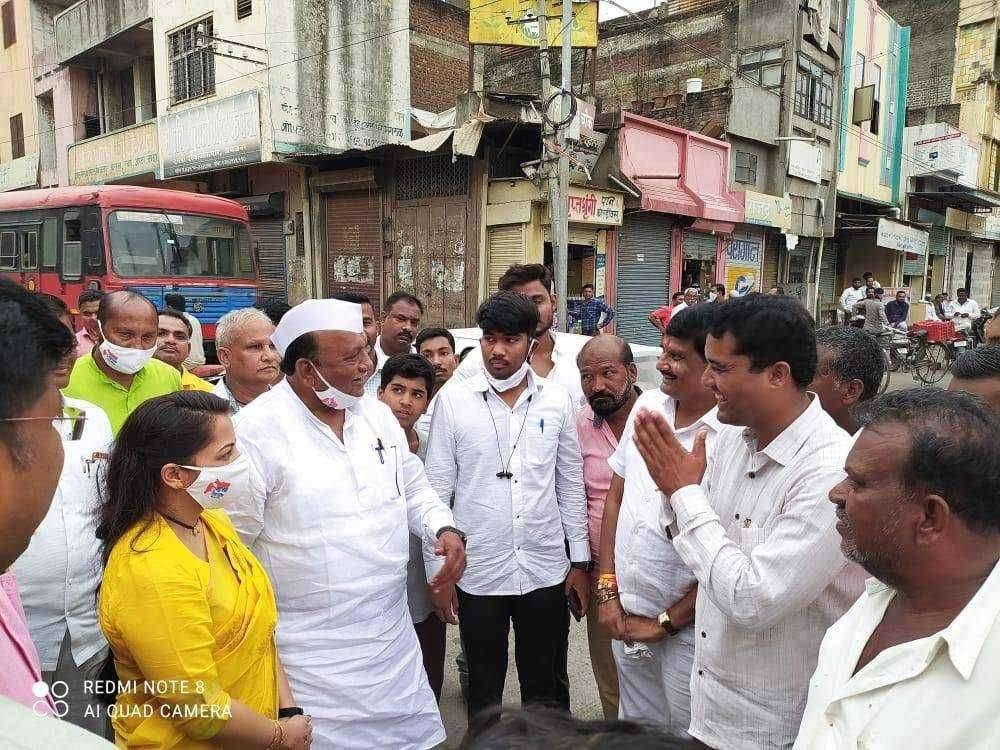 माजी पालकमंत्री प्रा लक्ष्मणराव ढोबळे यांचे शिरिषदादा मित्र परिवारातर्फे अमळनेरात स्वागत..