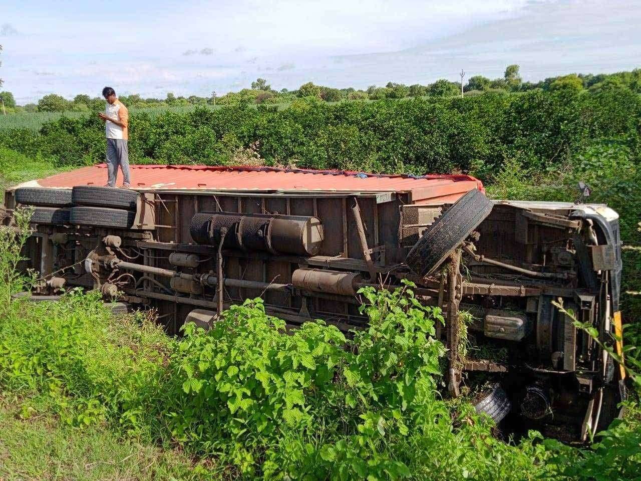 मुंबई - नागपूर महामार्गावर कंटेनर पलटी
