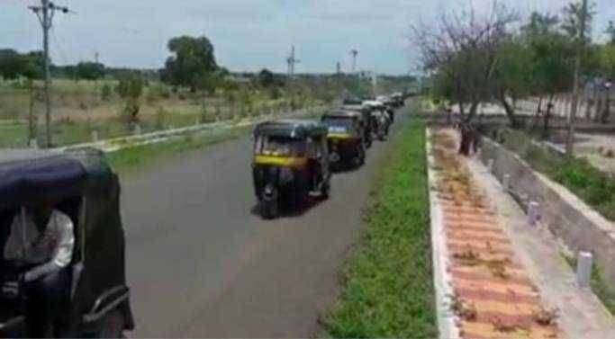 रिक्षाची तोडफोड..पोलीस ठाण्यात रिक्षाचालकांचा निषेध  मोर्चा..जाणून घ्या घटनेची दुसरी बाजू ..