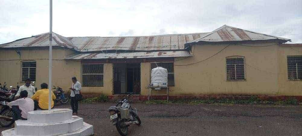 परंडा पंचायत समीतीच्या कार्यालयाला गळती महत्वाचे रेकार्ड नष्ट होण्याची शक्यता . ५० वर्षा पुर्वीची ईमारत जिर्ण झाल्याने धोका होण्याची शक्यता .