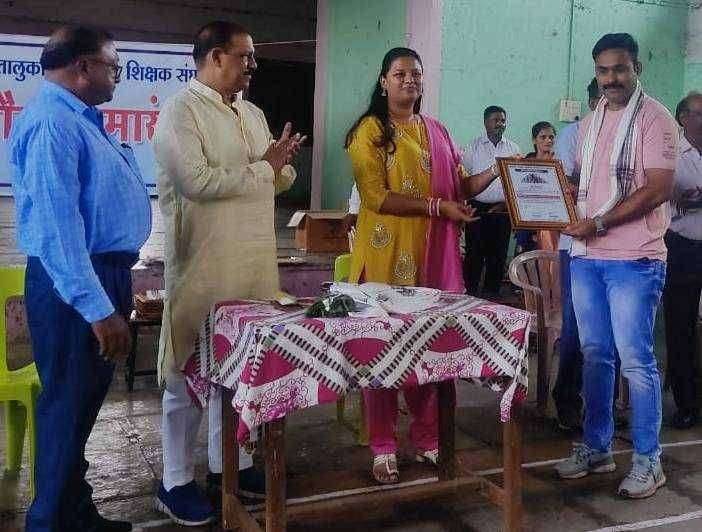 नंदुरबार तालुका शारीरिक शिक्षण शिक्षक संघटनेच्या वतीने गुवणंत खेळाडूंना खासदार च्या हस्ते पुरस्काराने गौरवले.