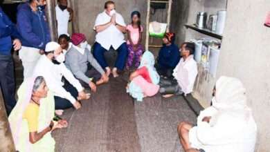 बाचणीच्या जाधव कुटुंबियांच्या पाठीशी…. ग्रामविकास मंत्री हसन मुश्रीफाकडून सांत्वन…. चिमुकल्या भक्तीसाठी एक लाखांची मदत….माय लेकरांच्या दुर्दैवी मृत्यूमुळे हळहळले मुश्रीफ