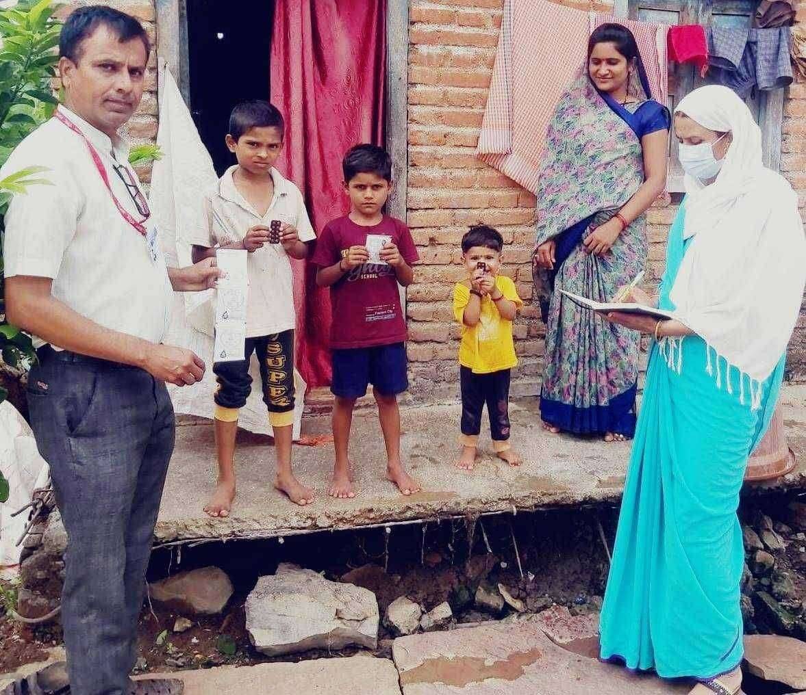 अडावद आरोग्य केंद्रात 'विशेष अतिसार नियंत्रण पंधरवाडा' वडगांव बु. येथे सर्वेक्षण करतांना.. आरोग्य सेवक-विजय देशमुख व आशा सेविका-वैशाली पाटिल