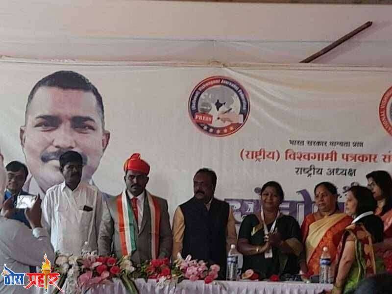 पत्रकारांच्या विविध मागण्यांसाठी राज्यव्यापी गांधीगिरी आदोंलन. ,राष्ट्रीय विश्वगामी पञकार संघ संस्थापक अध्यक्ष - :संतोष निकम यांचा इशारा.