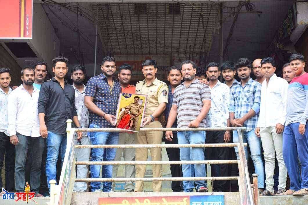 स्वतः रक्तदान करून वर्दीतले दर्दी असल्याचा दिला दाखला,रक्तदात्याना जनजागृतीच्या फ्रेम वाटप