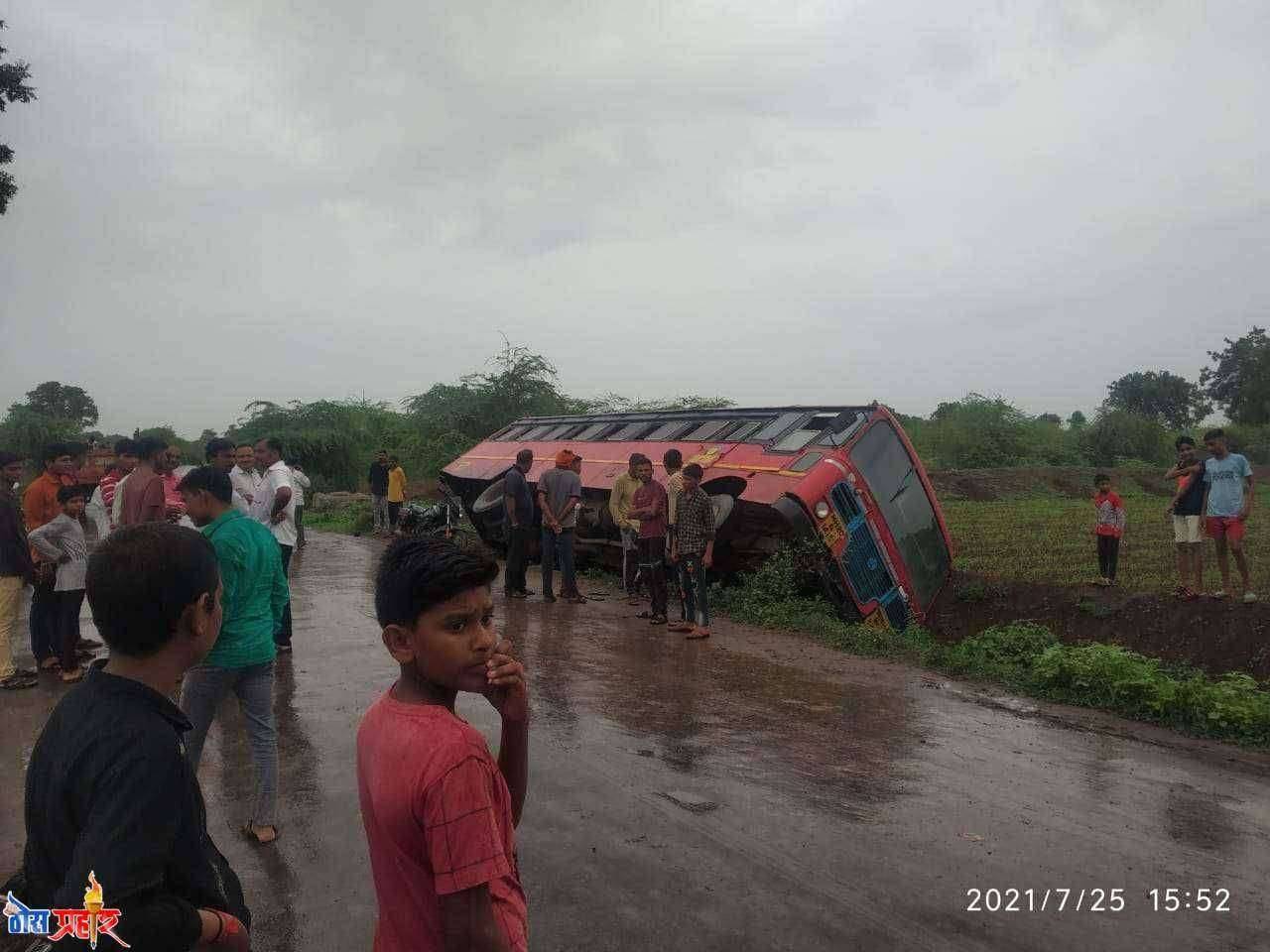अमळनेर सोनगीर बस ला अपघात..