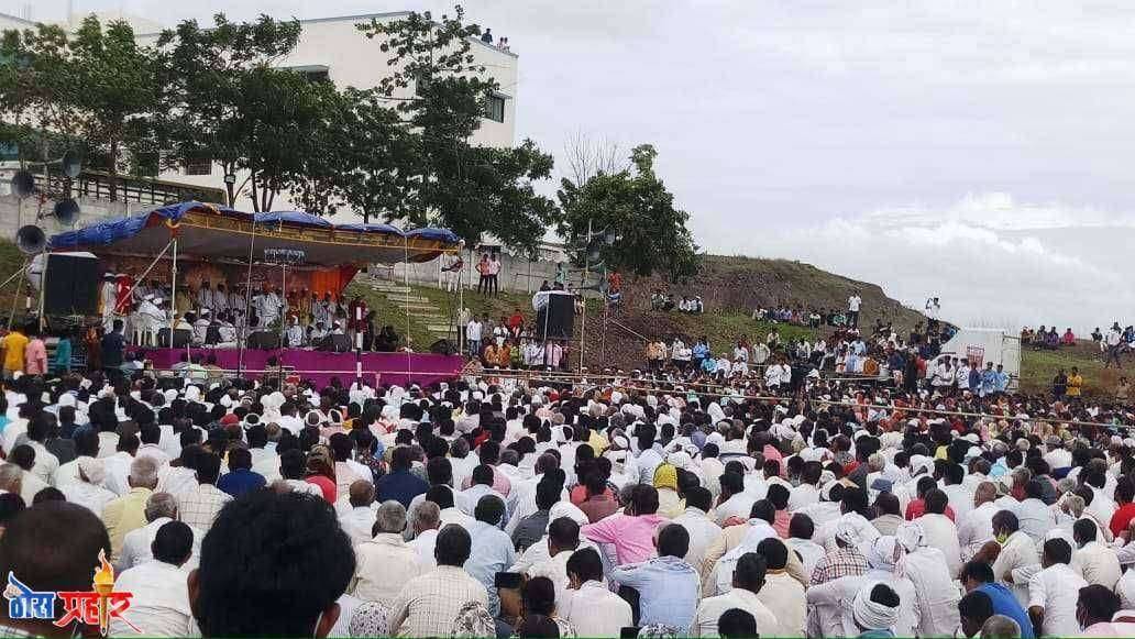 देखा भो कोरोना लगीन,मयत बजार मा व्हस.. किर्तन मा नयी..! किर्तनमा गर्दी चालस... स्थानिक प्रशासन राजकीय नेत्यांच्या बगलेत..नियम फक्त सामान्य माणसाला..!