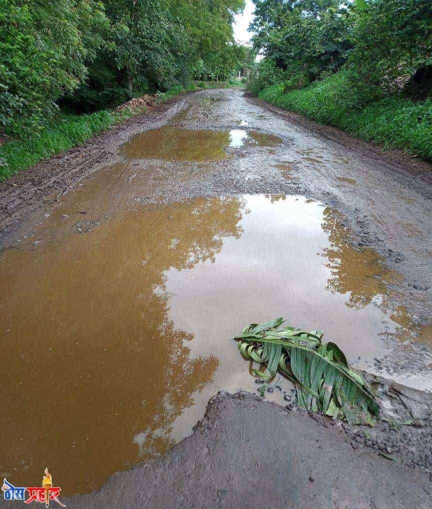 निंभोरा - विवरा फाटा रस्त्याचे तीन तेरा… रस्त्यात गड्डे की, गड्डयात रस्ते ग्रामस्थांना प्रश्न…
