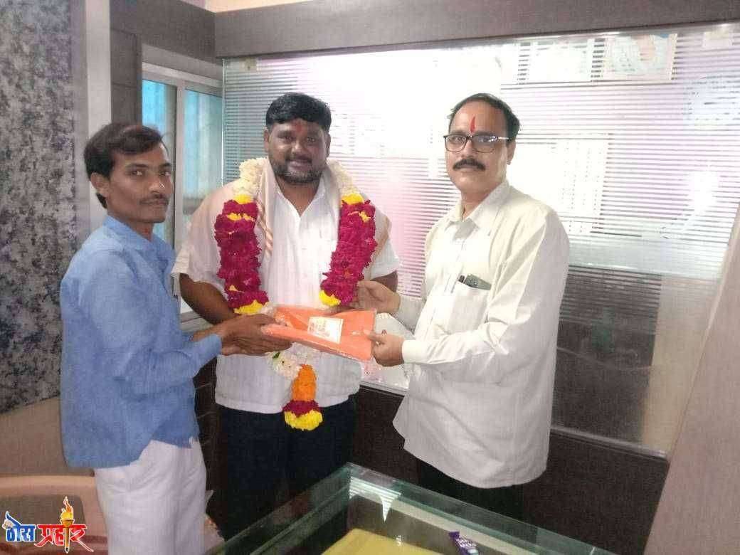 कासेगावचे तलाठी विजय जाधव झाले मंडल अधिकारी अनेकांनी दिल्या शुभेच्छा चांगल्या कामाबद्दल केला सन्मान