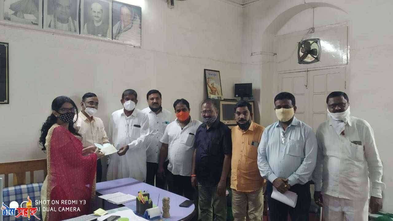 एक हाथ मदतीचा...पूरग्रस्तांना कृषिभूषण साहेबराव पाटील आणि न प तर्फे एकूण 72 हजाराची मदत..मुख्यमंत्र्यांच्या वाढदिवसानिमित्त उपक्रम..