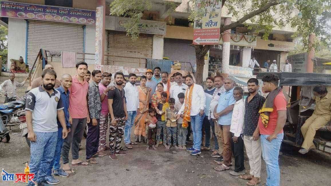 फैजपूर येथील माननीय मुख्यमंत्री उध्दव ठाकरे यांच्या वाढदिवसानिमित्त शिवसेनेच्या वतीने शिवभोजन व वृक्षारोपण संपन्न