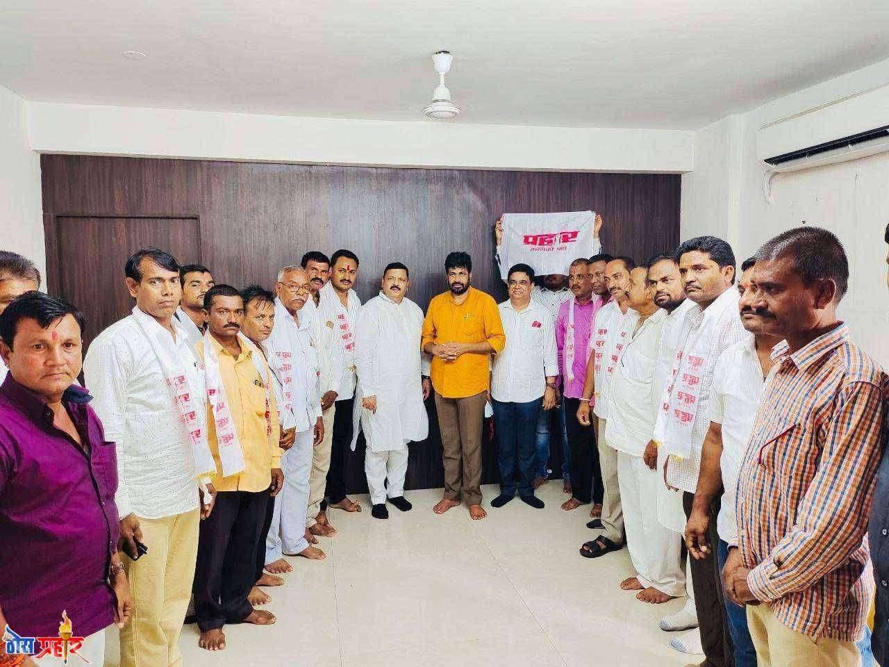 अमळनेर येथील माजी नगरसेवकांसह अनेक कार्यकर्त्यांचा  राज्यमंत्री बच्चू कडू यांच्या उपस्थितीतू अनिल चौधरी यांच्या नेतृत्वात प्रहार जनशक्ती पक्षात प्रवेश....