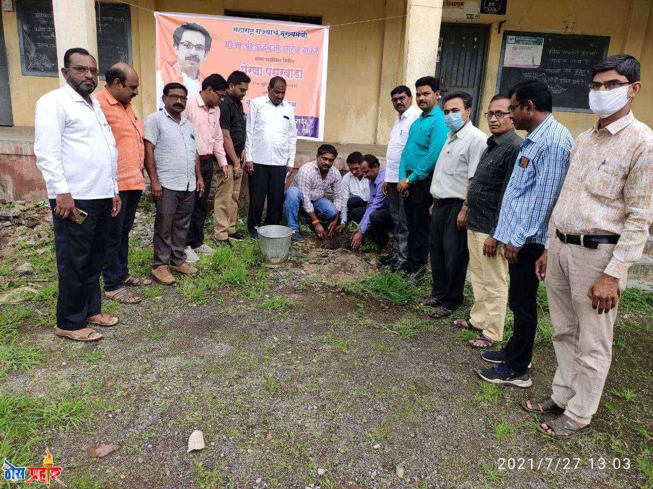 रावेर येथे मा.मुख्यमंत्री उद्धवजी ठाकरे यांच्या वाढदिवसानिमित्त तालुका माध्यमिक शिक्षकसेने तर्फे वृक्षारोपणआज
