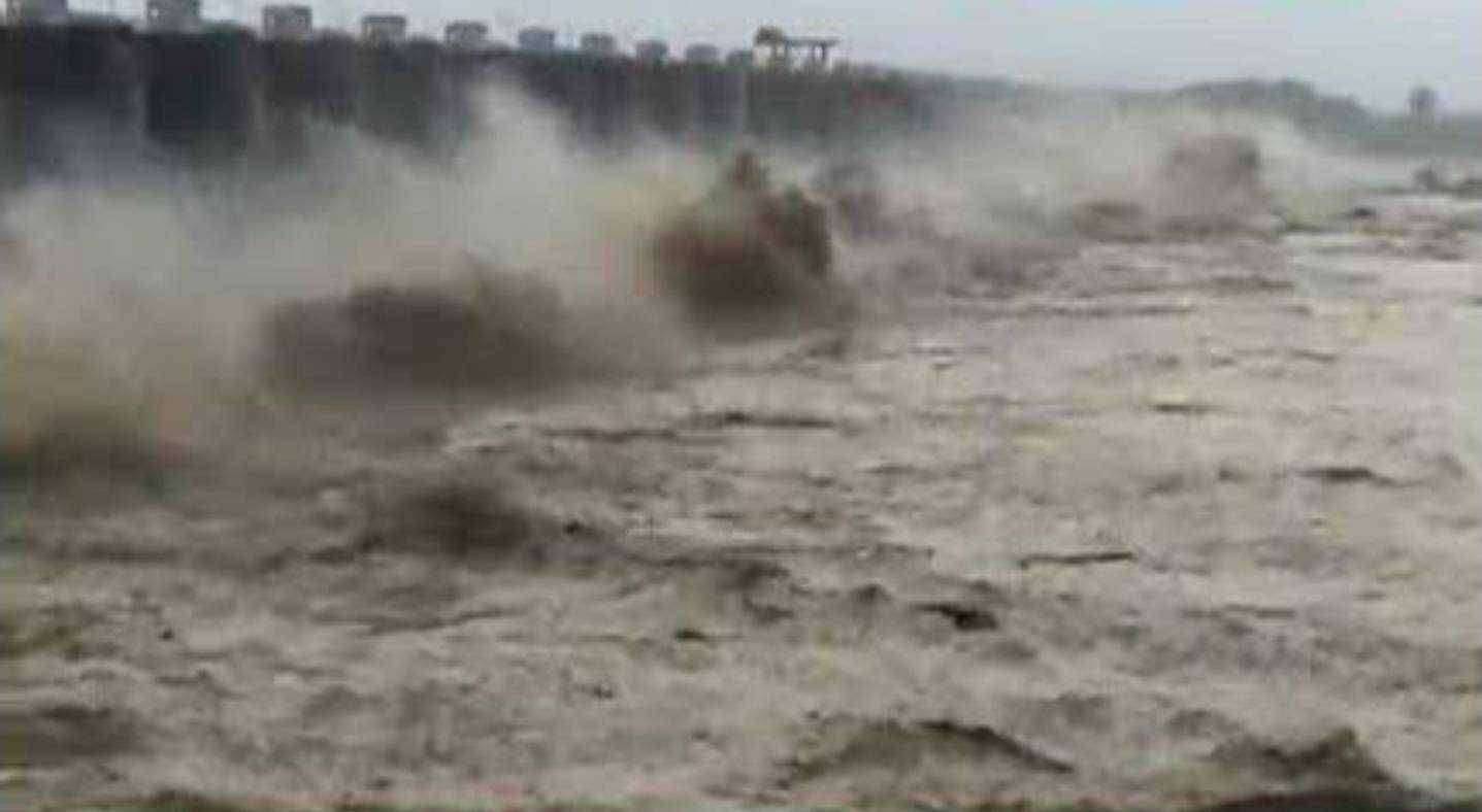 हतनूर धरणाचे 16 दरवाजे उघडले सावधानतेचा इशारा