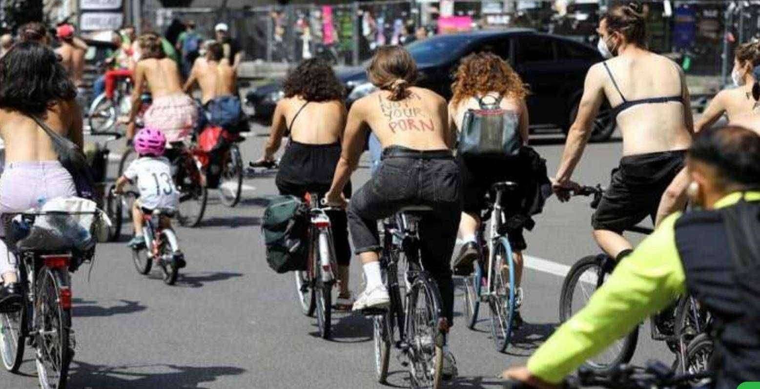 व्हायरल कट्टा..माय बॉडी माय चॉईस....स्त्रिया टॉपलेस तर पुरुषांनी बिकिनी घालून स्त्री पुरुष समानतेसाठी केले अनोखे अंदोलन