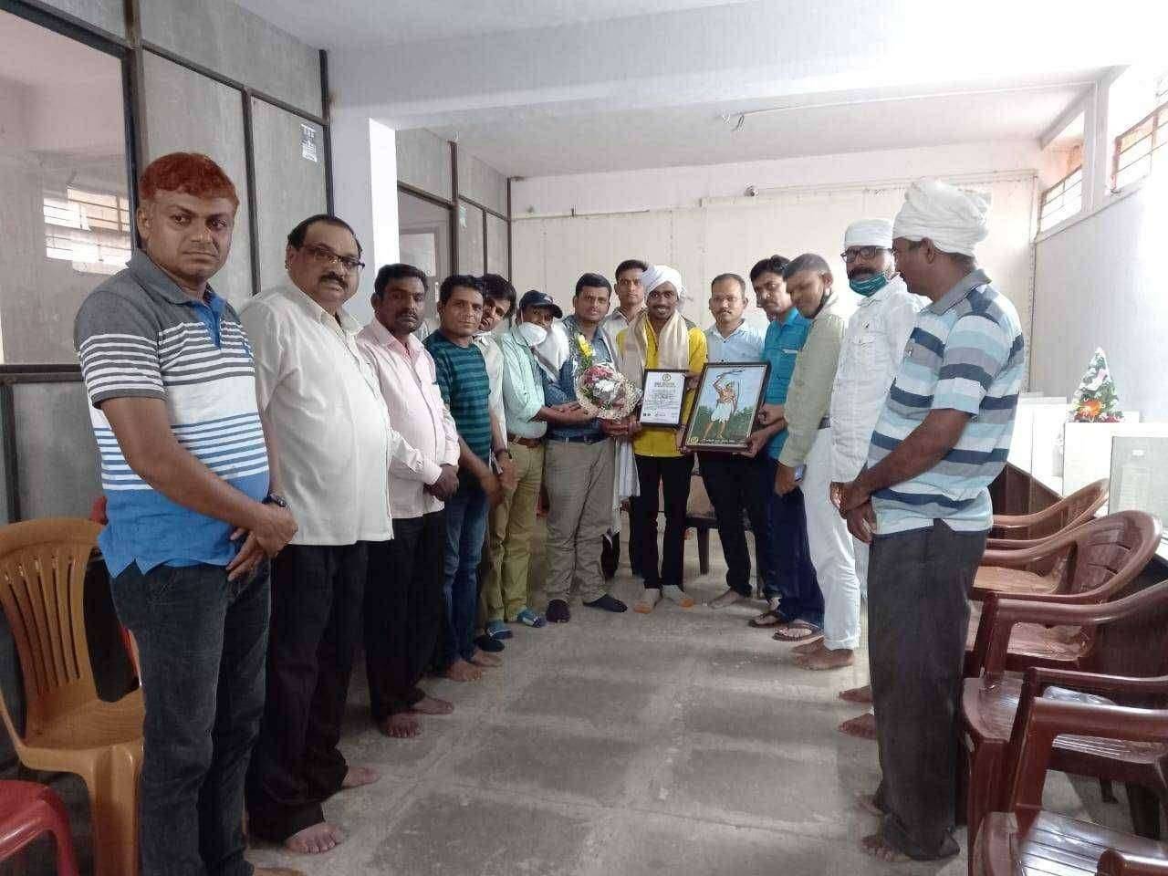 आंतरराष्ट्रीय गिर्यारोहक अनिल वसावे यांचा महाराष्ट्र राज्य आदिवासी बचाव अभियान तर्फे सत्कार