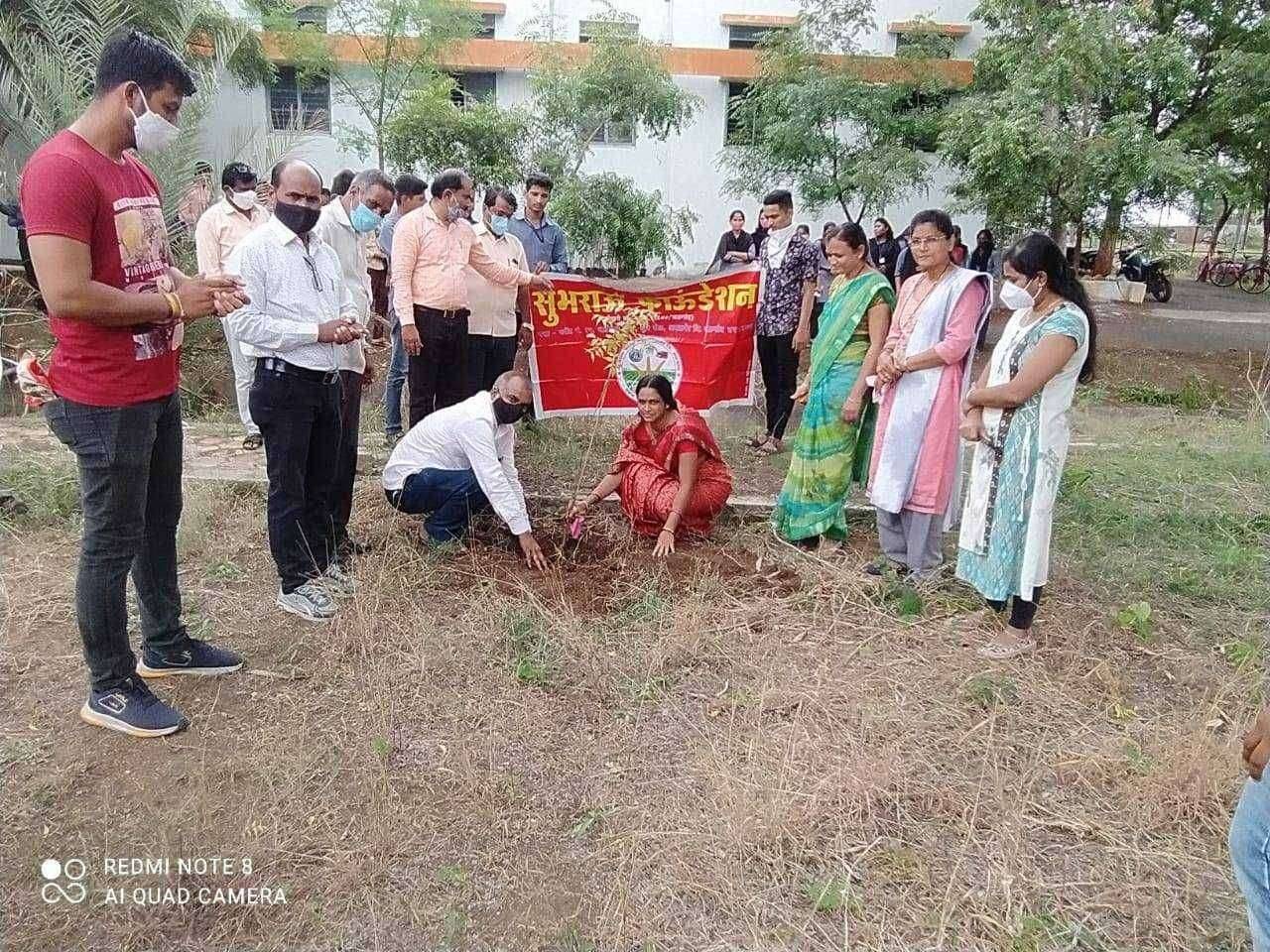 सुभराऊ फाऊंडेशन मार्फत शासकीय औद्योगिक प्रशिक्षण संस्था अमळनेर येथे केले वृक्षारोपण