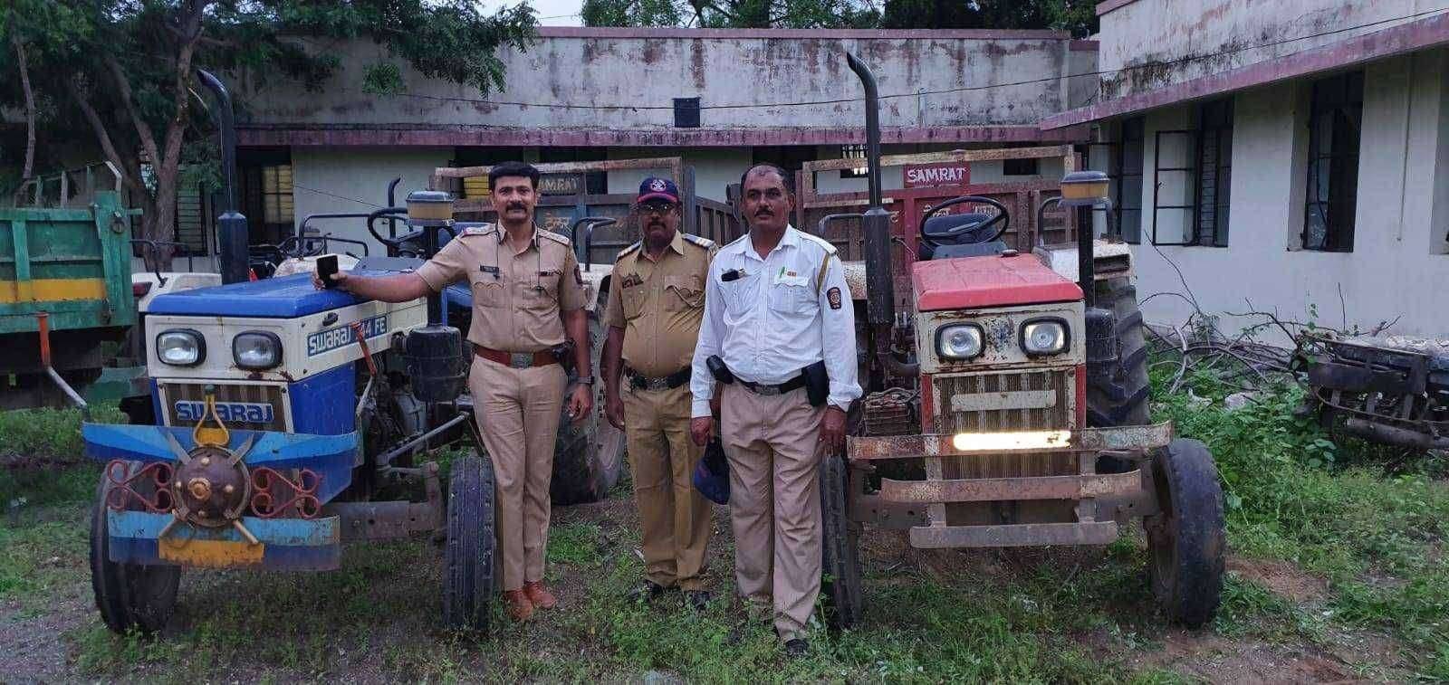बोरी नदी पात्रात अवैध वाळू वाहतूक करणारे 2 ट्रॅक्टर ताब्यात..! 5 ट्रॅक्टर पैकी 3 फरार..! फरार 3 ट्रॅक्टर कोणाचे...! गहन प्रश्न...!फोनाफोनी आणि बरंच काही..!