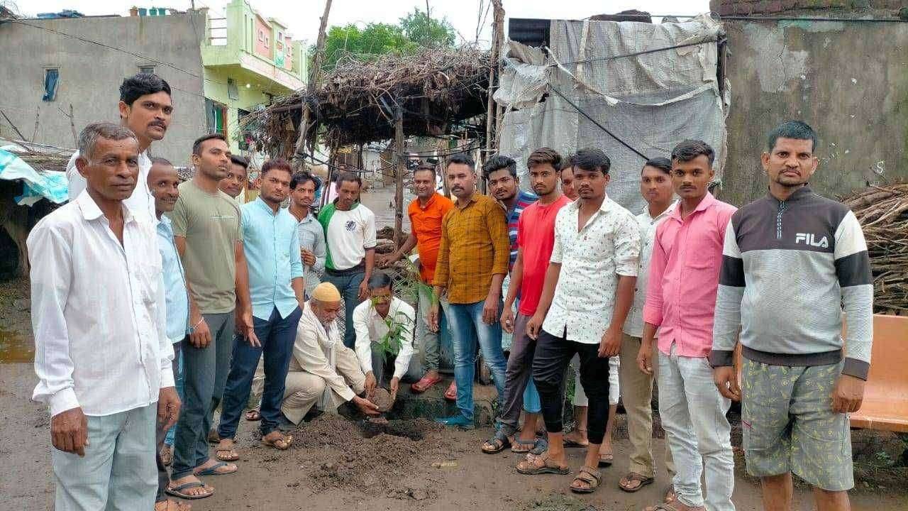 नायगाव येथे निगाहे करम ग्रुपतर्फे वृक्षारोपण