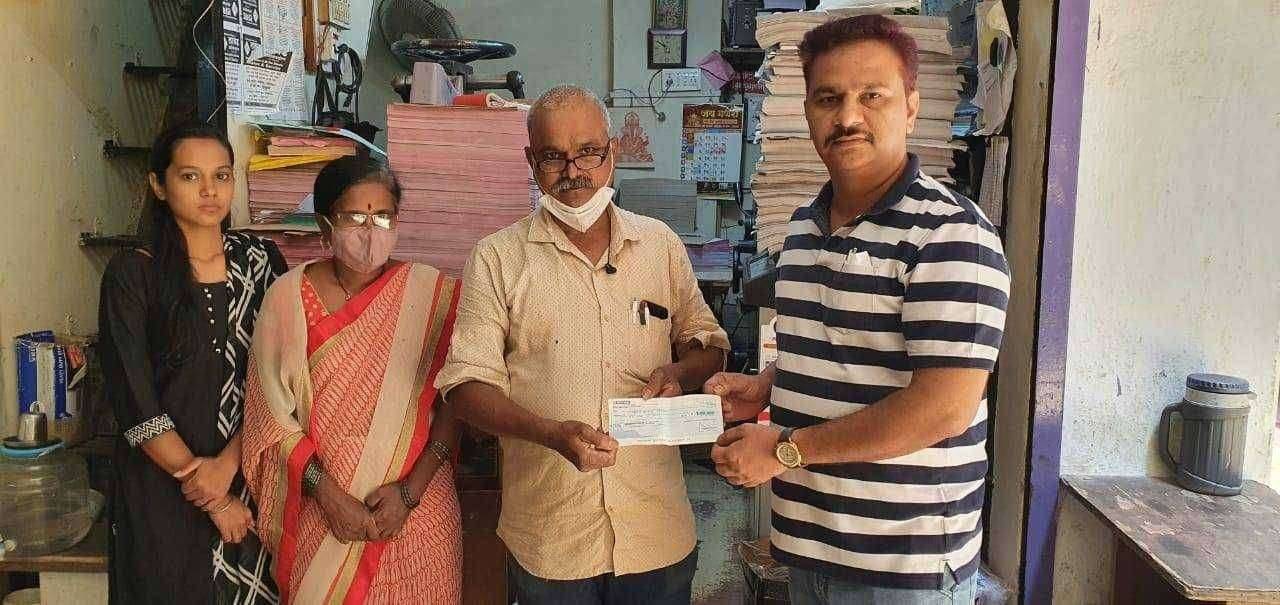 वाढदिवसानिमित्त अभिजीत पाटील यांनी दाखवली सामाजिक बांधिलकी (पुण्याचे MPSC चे स्वप्नील लोणकर यांच्या कुटुंबियांना केली एक लाखांची मदत)