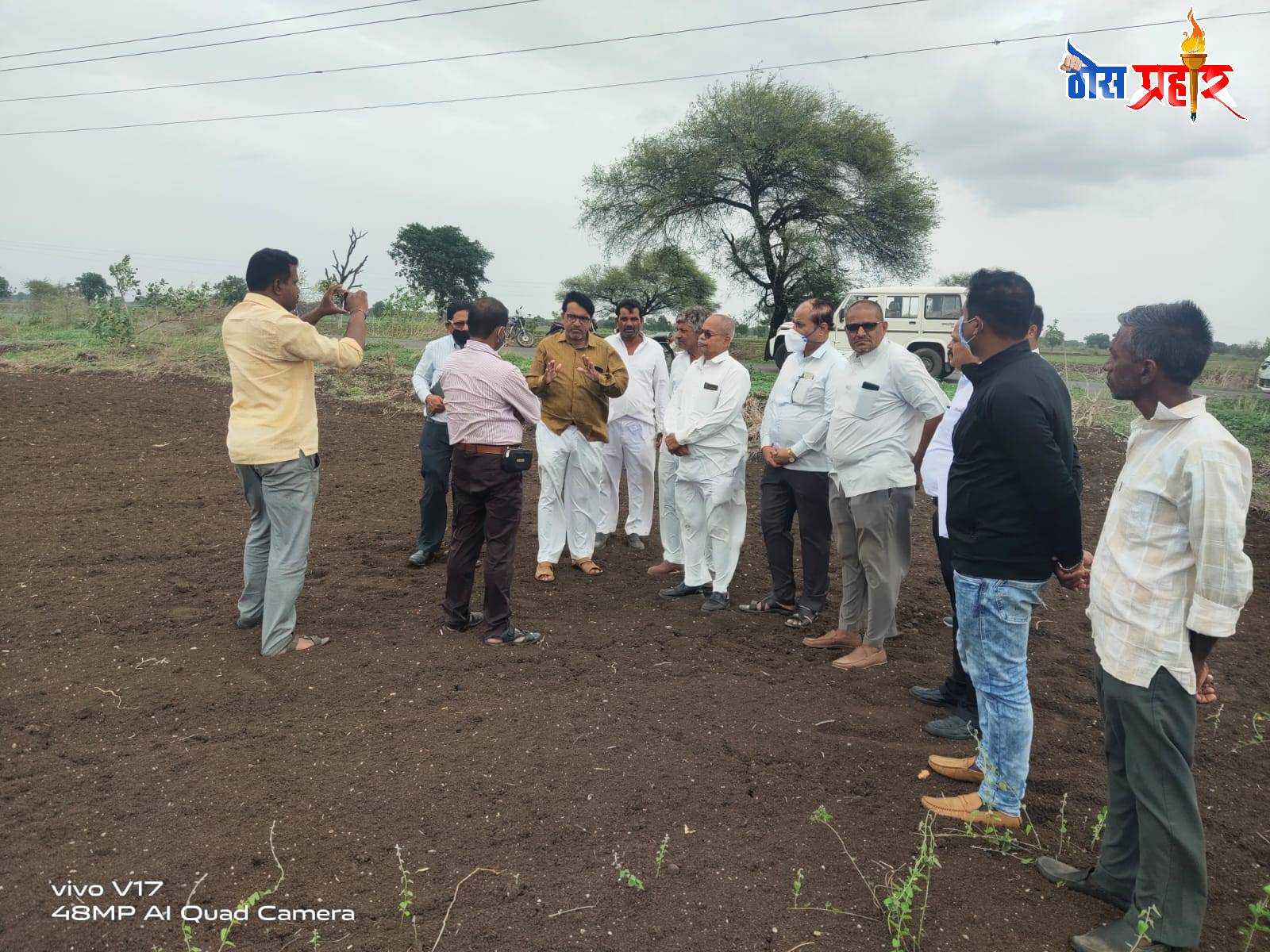 दुष्काळ Live...शेतकऱ्यांच्या दुष्काळी निवेदनाची जिल्हाधिकारी यांनी घेतली  तात्काळ दखल..जिल्हा कृषी अधिकारी यांनी केला पाहणी दौरा...